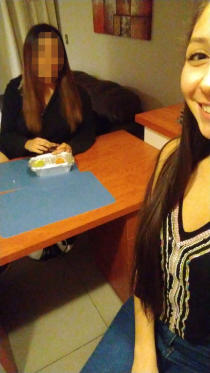 "Comiendo sushito, mamá", acompañaba a esta foto, enviada por Camila a su madre la noche anterior al accidente.