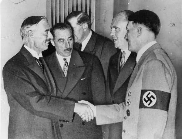 Chamberlain dando la mano a Hitler | Wikimedia Commons