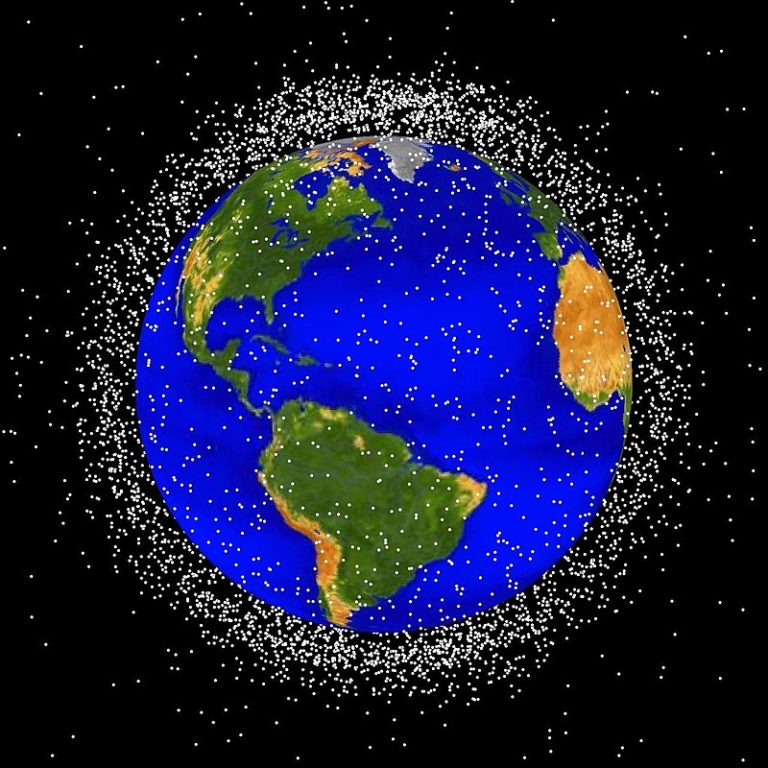 Basura espacial localizada en órbita baja terrestre (tamaño ampliado) (CC) Wikimedia Commons 