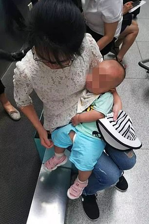 Uno de los bebés rescatado | Daily Mail