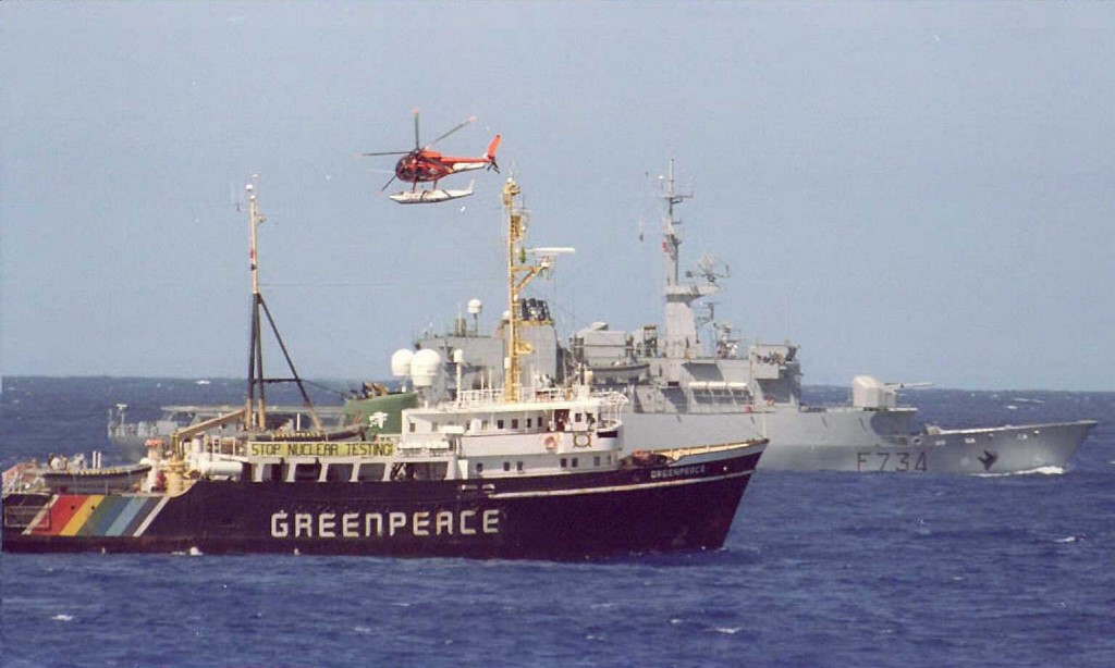 Barco de Greenpeace en Mururoa en 1995 | | AFP
