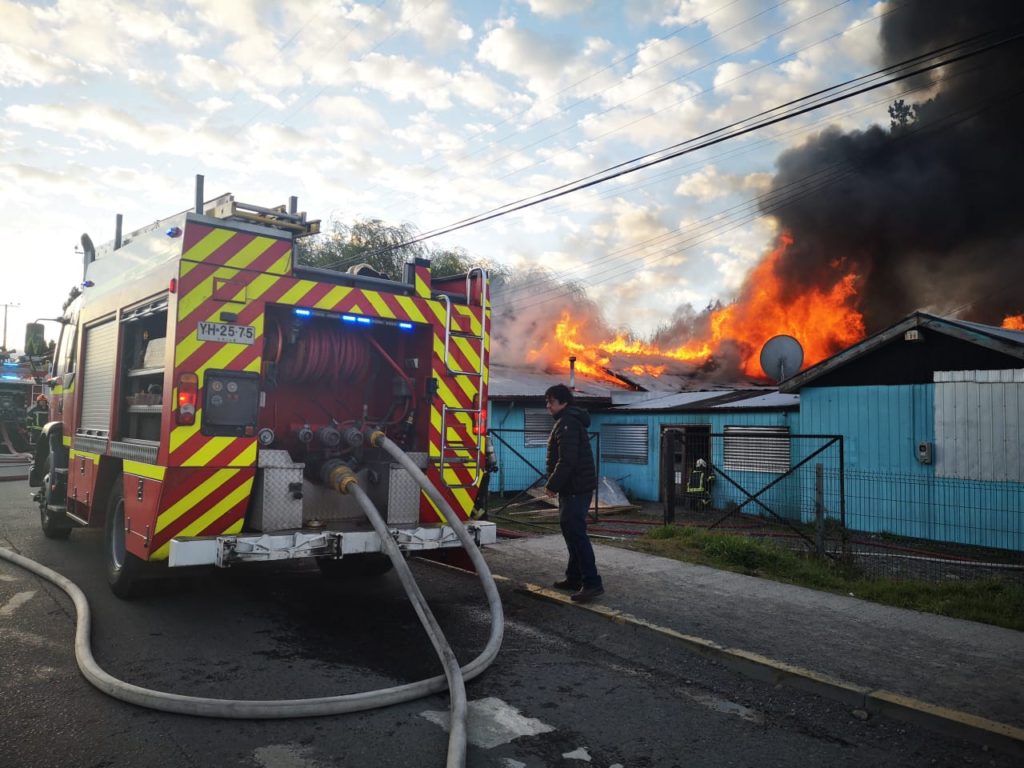 incendio-afecta-ex-escuela-la-vara-entre-puerto-montt-y-alerce-2-1024x768.jpeg