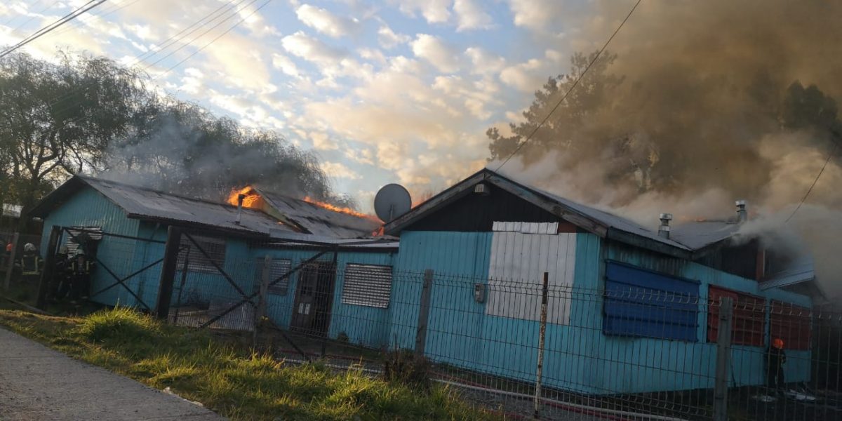 incendio-afecta-ex-escuela-la-vara-entre-puerto-montt-y-alerce-4-1200x600.jpeg