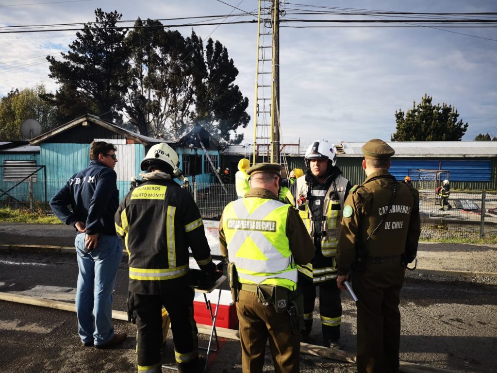 incendio-afecta-ex-escuela-la-vara-entre-puerto-montt-y-alerce-6-1024x768.jpeg