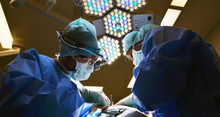 Fajas y cirugías: los desesperados métodos de algunas por