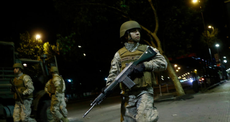 Militares patrullando Santiago | Mario Dávila | AgenciaUNO