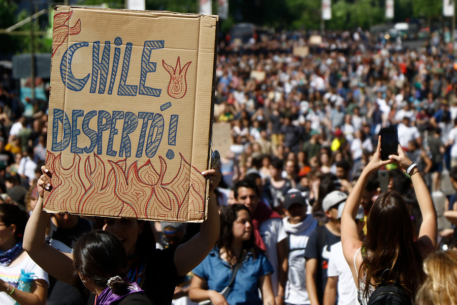 Cientos de personas marchan desde Manquehue hacia Plaza Italia para manifestarse pacificamente | Mario Davila | Agencia Uno