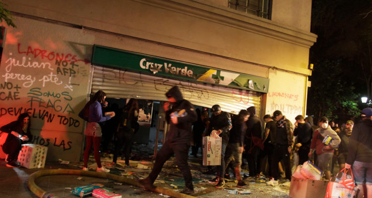 Saqueo en Farmacia Cruz Verde | Mauricio Mendez | Agencia Uno