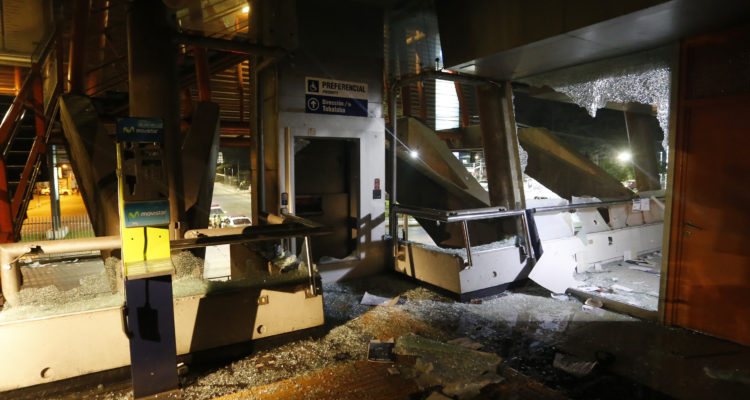 Daños en el Metro Elisa Correa. Cristóbal Escobar | Agencia UNO