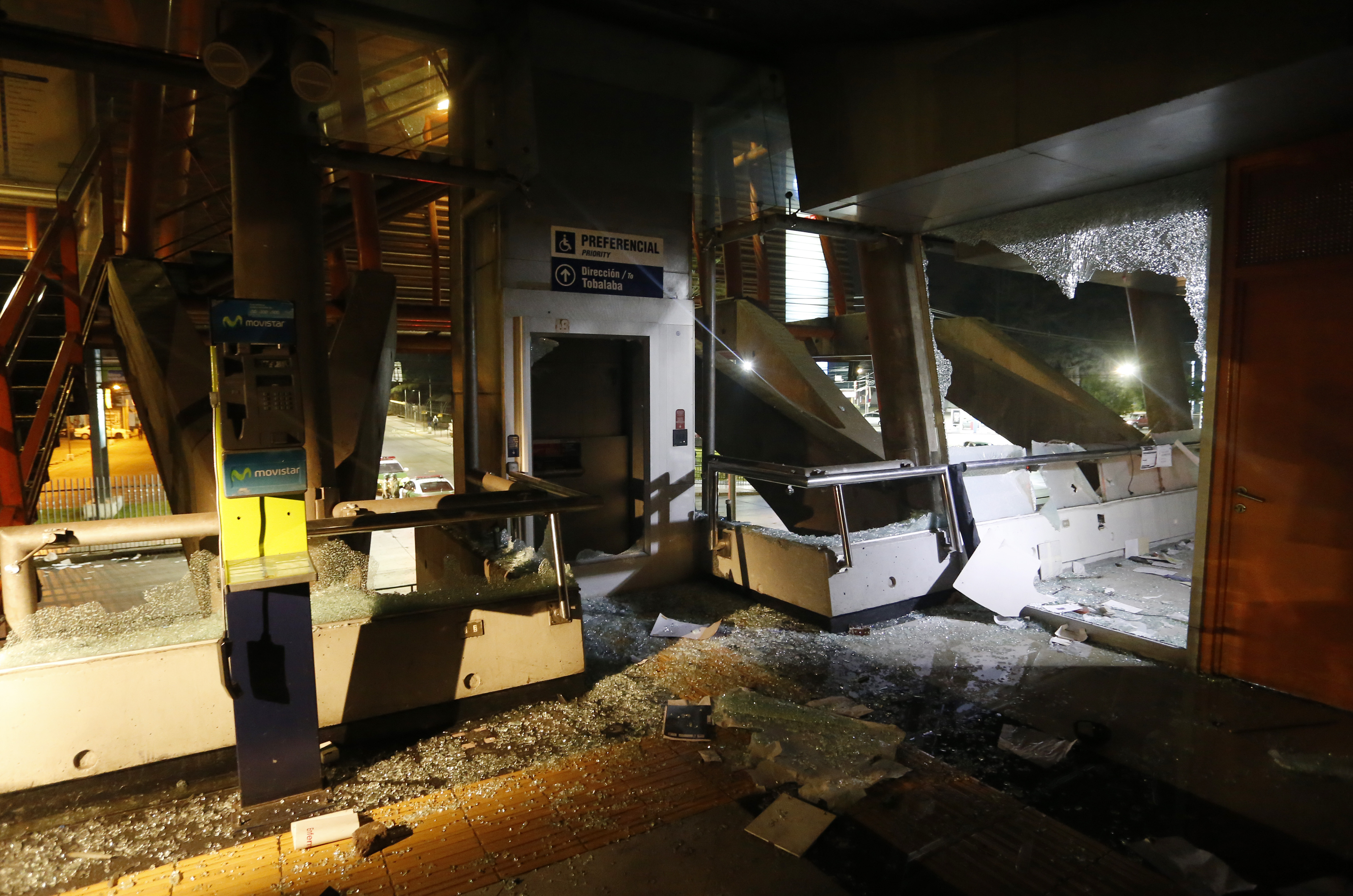 Daños en el Metro Elisa Correa. Cristóbal Escobar | Agencia UNO