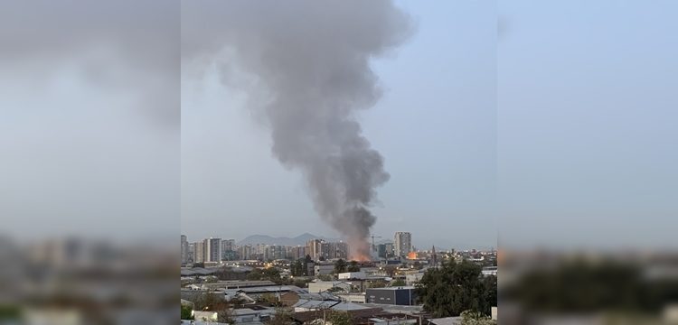 bomberos-trabaja-en-incendio-en-barrio-franklin-humo-es-visible-desde-varios-puntos-de-la-capital-750x360.jpg