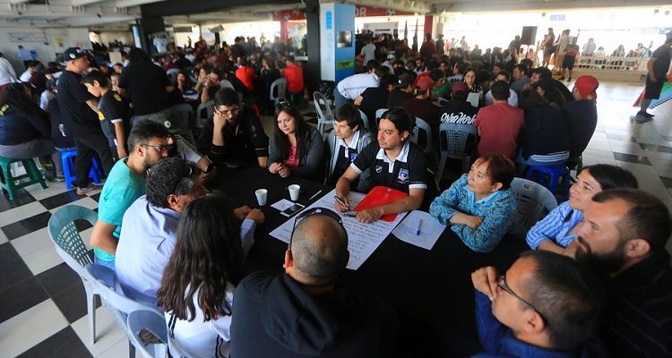 Exitoso cabildo abierto del 'Cacique': hinchas de Colo Colo debatieron por crisis social en Pedrero