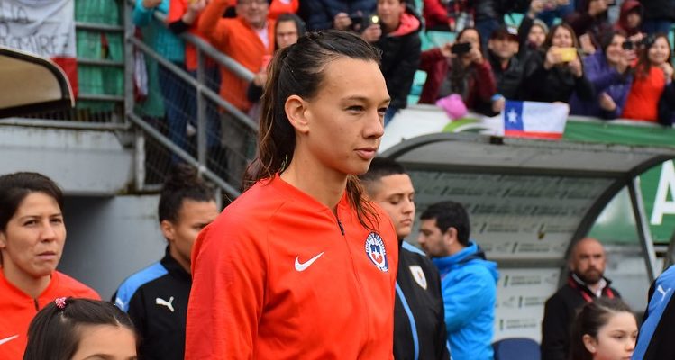 Con la capitana no: el tenso encontrón de Endler con jugadora uruguaya tras recibir dura falta