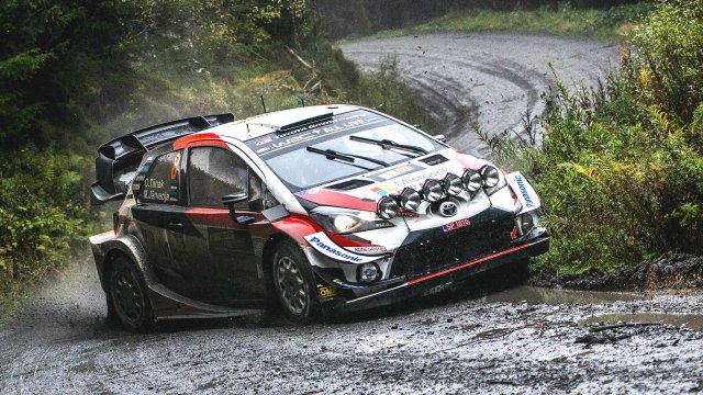 Tanak trepa al liderato en un vibrante Rally de Gales: Alberto Heller va quinto en WRC2