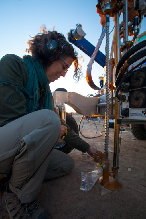La ingeniera de sistemas de la NASA, Arwen Davé, inspecciona el taladro conectado al explorador ARADS en un despliegue previo en el desierto de Atacama, en febrero de 2018 | NASA | Campoalto | Víctor Robles