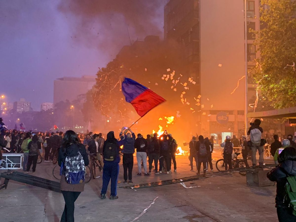 Incendio afectó céntrico edificio en Santiago en medio de saqueos