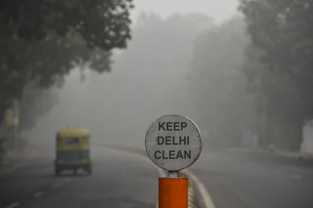 A rickshaw drives along a road under heavy smog conditions, in New Delhi on November 3, 2019. - India's capital New Delhi was enveloped in heavy, toxic smog on November 3 -- the worst levels in recent years -- with flights diverted or delayed as politicians blamed each other for failing to tackle the crisis. Every winter, the megacity of 20 million people is blanketed by a poisonous smog of car fumes, industrial emissions and smoke from stubble burning at farms in neighbouring states. (Photo by Sajjad HUSSAIN / AFP)