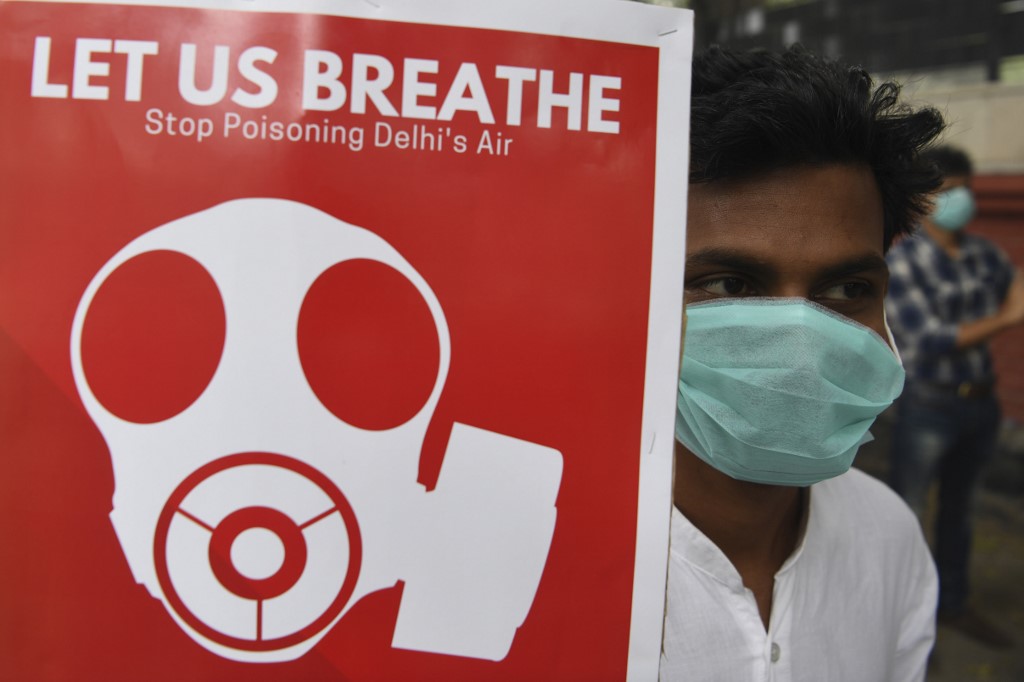 A demonstrators wearing a face mask due to heavy smog conditions takes part in a demonstration demanding the government measures to curb air pollution in New Delhi on November 3, 2019. - India's capital New Delhi was enveloped in heavy, toxic smog on November 3 -- the worst levels in recent years -- with flights diverted or delayed as politicians blamed each other for failing to tackle the crisis. Every winter, the megacity of 20 million people is blanketed by a poisonous smog of car fumes, industrial emissions and smoke from stubble burning at farms in neighbouring states. (Photo by Sajjad HUSSAIN / AFP)