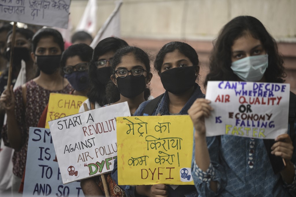 Demonstrators wearing face masks due to heavy smog conditions take part in a demonstration demanding the government measures to curb air pollution in New Delhi on November 3, 2019. - India's capital New Delhi was enveloped in heavy, toxic smog on November 3 -- the worst levels in recent years -- with flights diverted or delayed as politicians blamed each other for failing to tackle the crisis. Every winter, the megacity of 20 million people is blanketed by a poisonous smog of car fumes, industrial emissions and smoke from stubble burning at farms in neighbouring states. (Photo by Sajjad HUSSAIN / AFP)