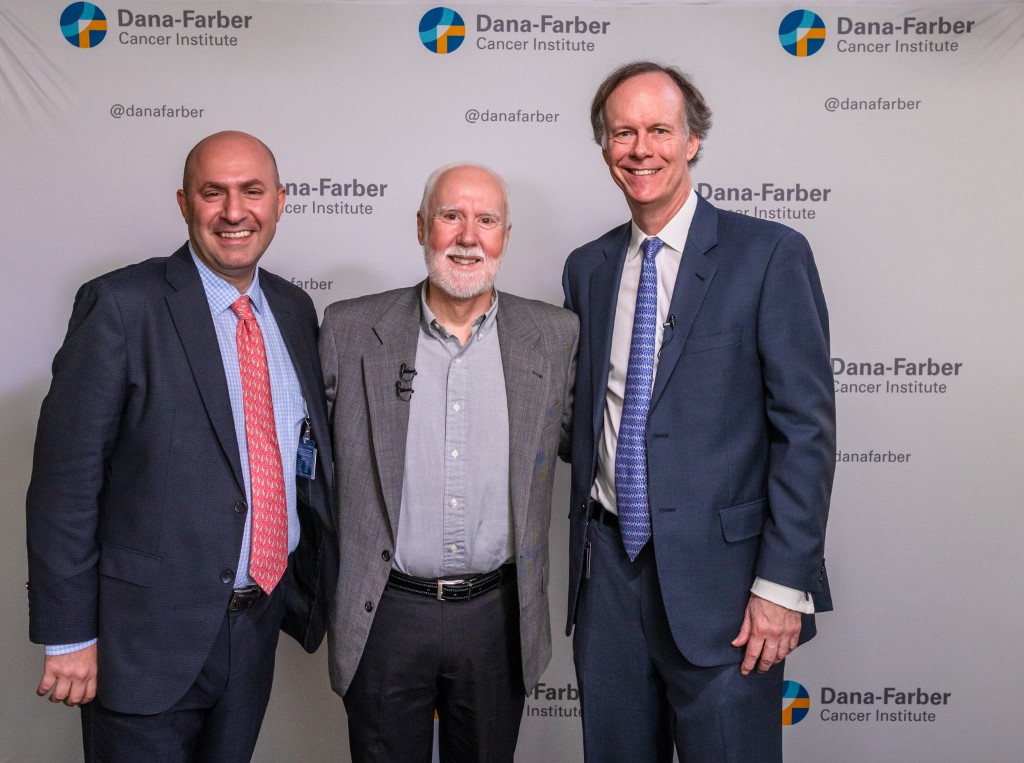 Shaun Tierney (al centro) junto a los doctores William G. Kaelin (D) y. Toni K. Choueiri (I) | AFP