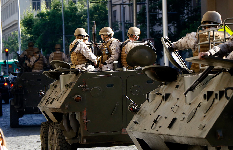 Tanquetas militares en el centro de Santiago | Mario Dávila | Agencia Uno