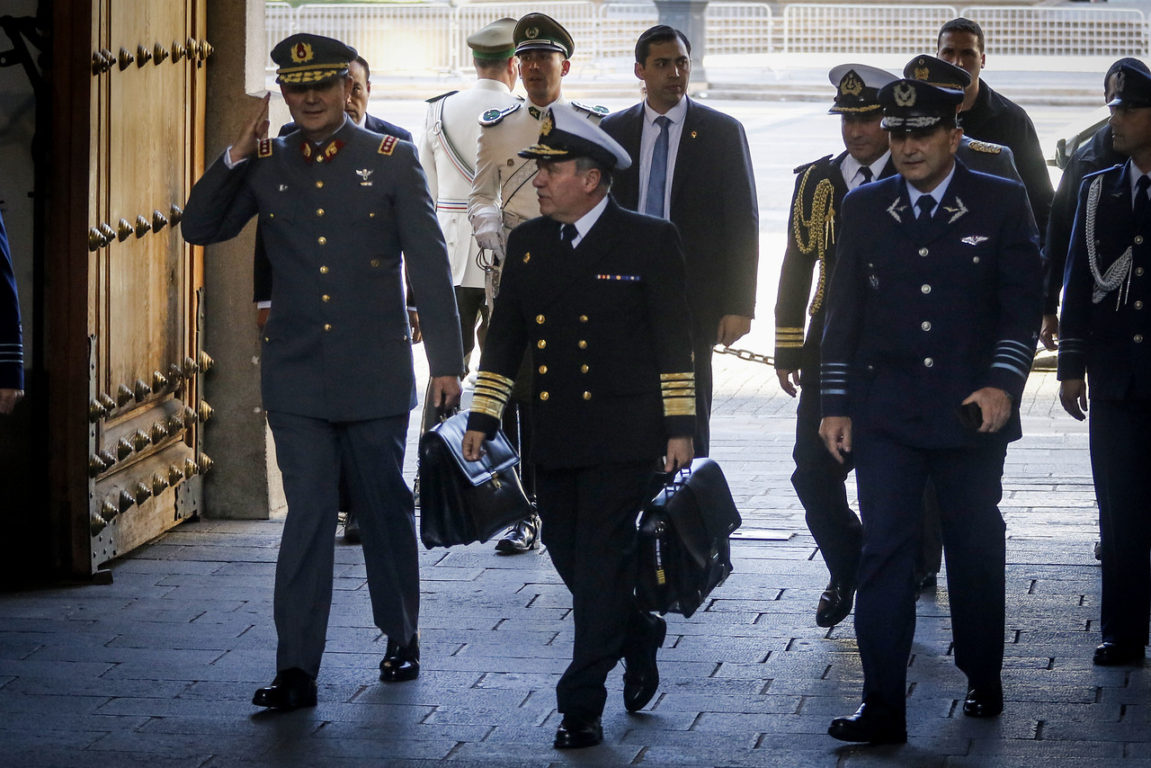El comandante en jefe del Ejército, general Ricardo Martinez, el comandante en jefe de la Armada, almirante Julio Leiva,  y el comandante en jefe de la Fuerza Aérea, general Arturo Merino | Agencia UNO