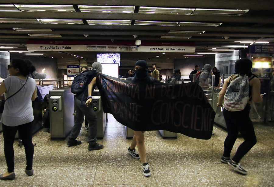 Secundarias realizaron evasión en el Metro de Santiago en marco de