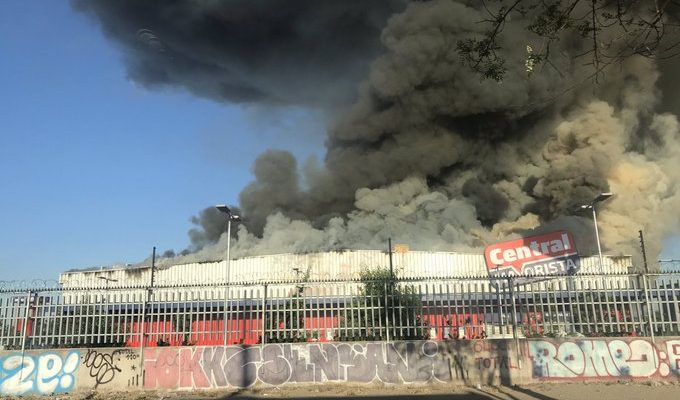 gigantesco-incendio-afecta-a-un-supermercado-mayorista-en-san-bernardo-680x400.jpg