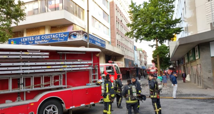 incendio-afecta-al-menos-cinco-locales-y-una-oficina-del-centro-de-concepcin-tras-saqueos-750x400.jpeg