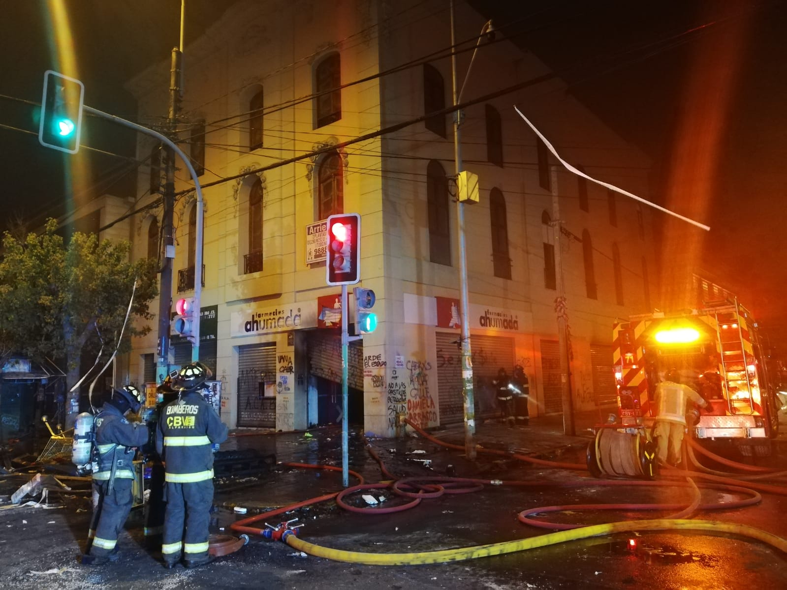 Incendio destruye farmacia en centro de Valparaíso había sido saqueada Incendio destruye farmacia en centro de Valparaíso había sido saqueada