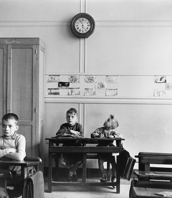 ©Robert Doisneau, "El reloj de la escuela", Paris 1956