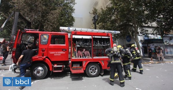 Bomberos de Santiago denuncian ataques nocturnos: han atendido 900 emergencias durante la crisis - BioBioChile