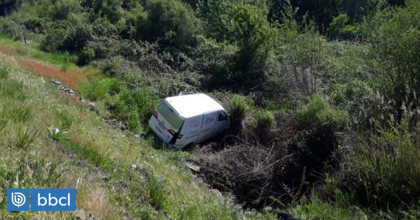 Furgón cayó por barranco en ruta de Santa Bárbara: conductor sobrevivió al accidente - BioBioChile
