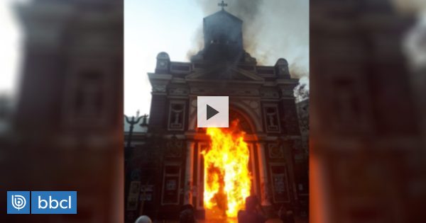Bomberos controló incendio en iglesia de barrio Lastarria en Santiago - BioBioChile
