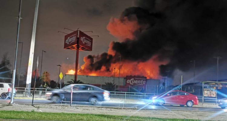 supermercado-saqueado-qued-totalmente-destruido-tras-incendio-en-puente-alto-e1574678898619-750x400.jpg