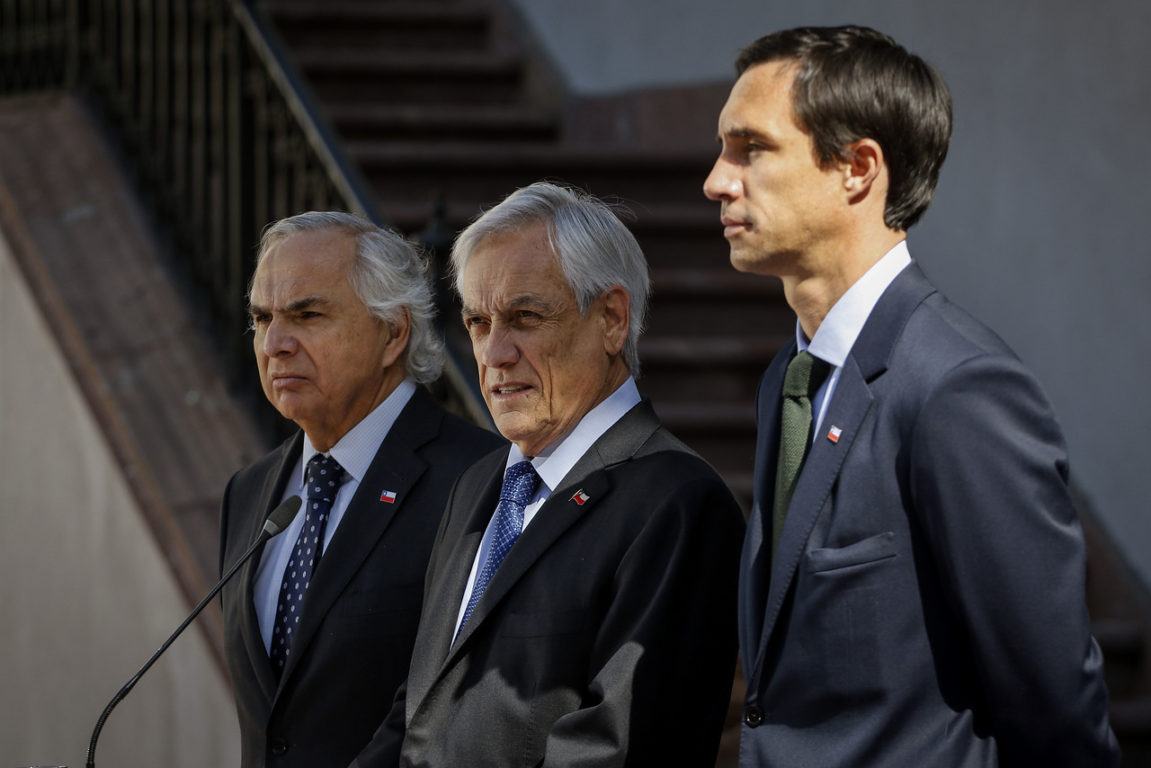 24 de octubre de 2019 | El Presidente Sebastián Piñera, junto al ministro del Interior, Andres Chadwick y de Energía, Juan Carlos Jobet, anuncian la firma del Proyecto de Ley de Estabilización de Tarifas Eléctricas | Agencia UNO