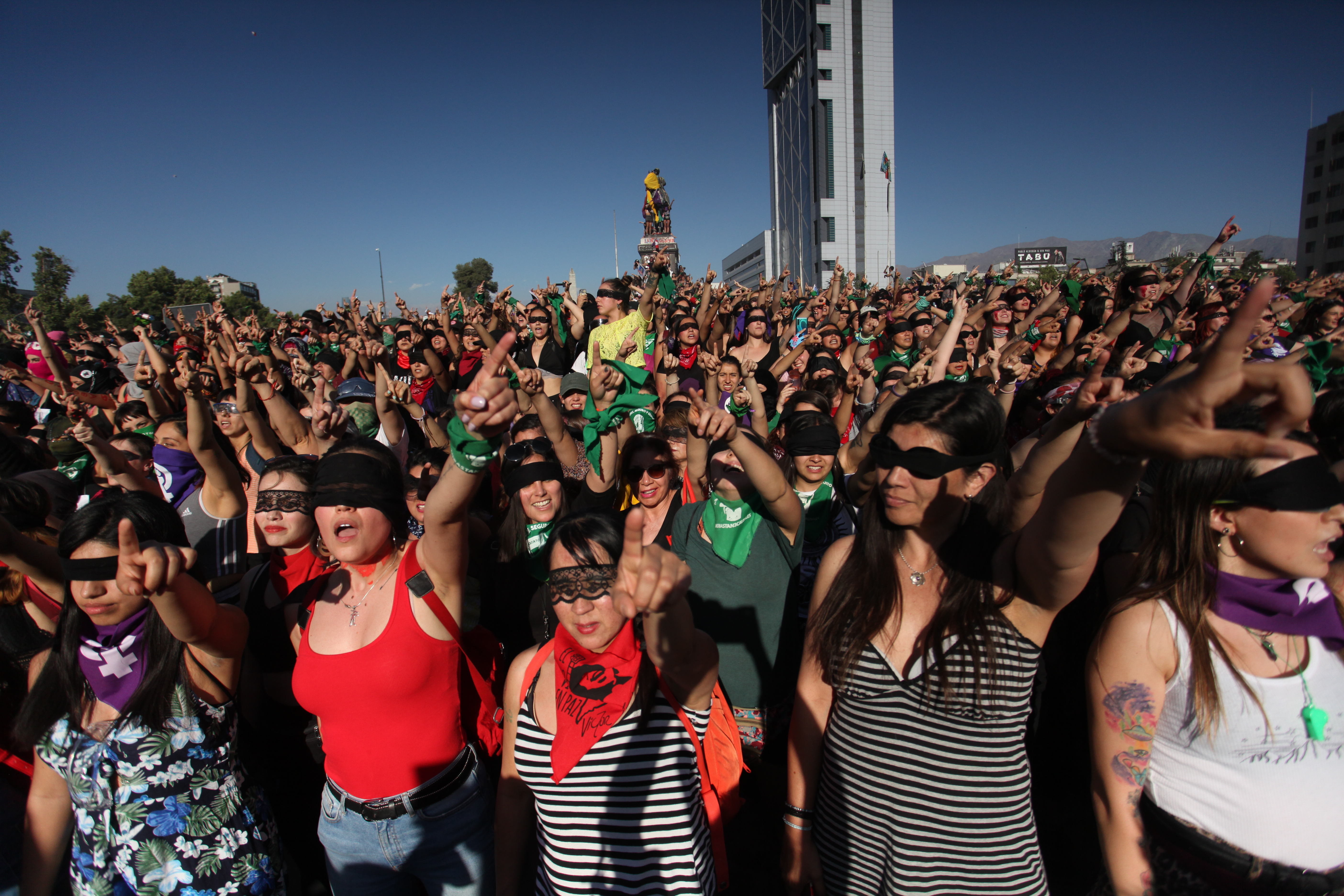 Intervención urbana denominada “Las Tesis” en Plaza Italia | Ailen Díaz | Agencia UNO