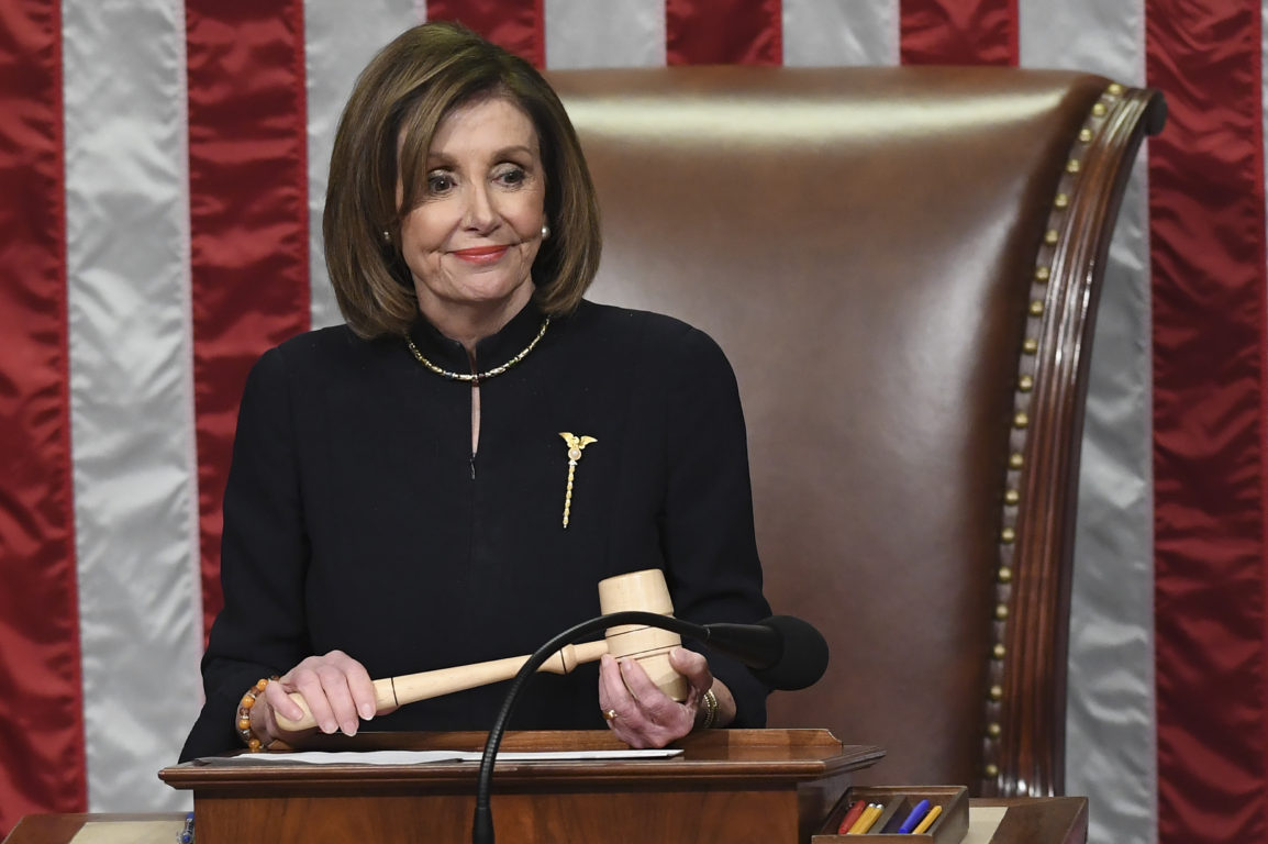 Pese a que prohibió en dos ocasiones que los demócratas celebraran el triunfo de cada artículo, una sonriente Pelosi sostiene su mazo desde su silla de presidenta de la Cámara. Saul Loeb | Agence France-Presse