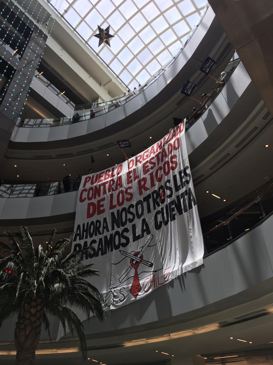 Jóvenes se manifestaron al interior del Costanera Center y ...