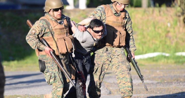 Sargento Herrera Villa a la izquierda, junto a la víctima del disparo | Agencia UNO