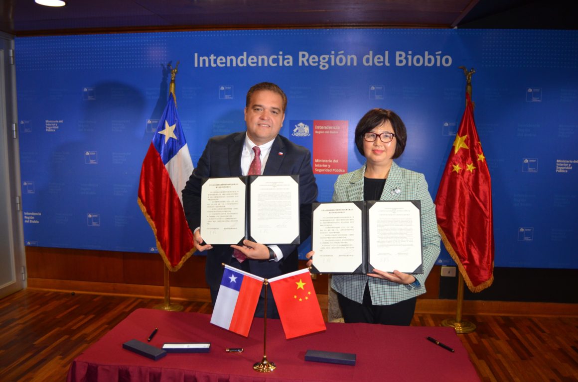 Intendente Giacaman firma acuerdo con Hubei