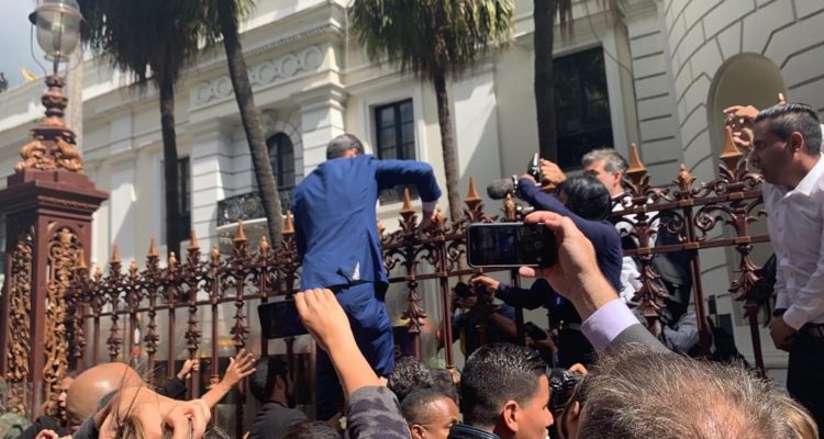 Guaidó intentando ingresar al parlamento | @AsambleaVE en Twitter