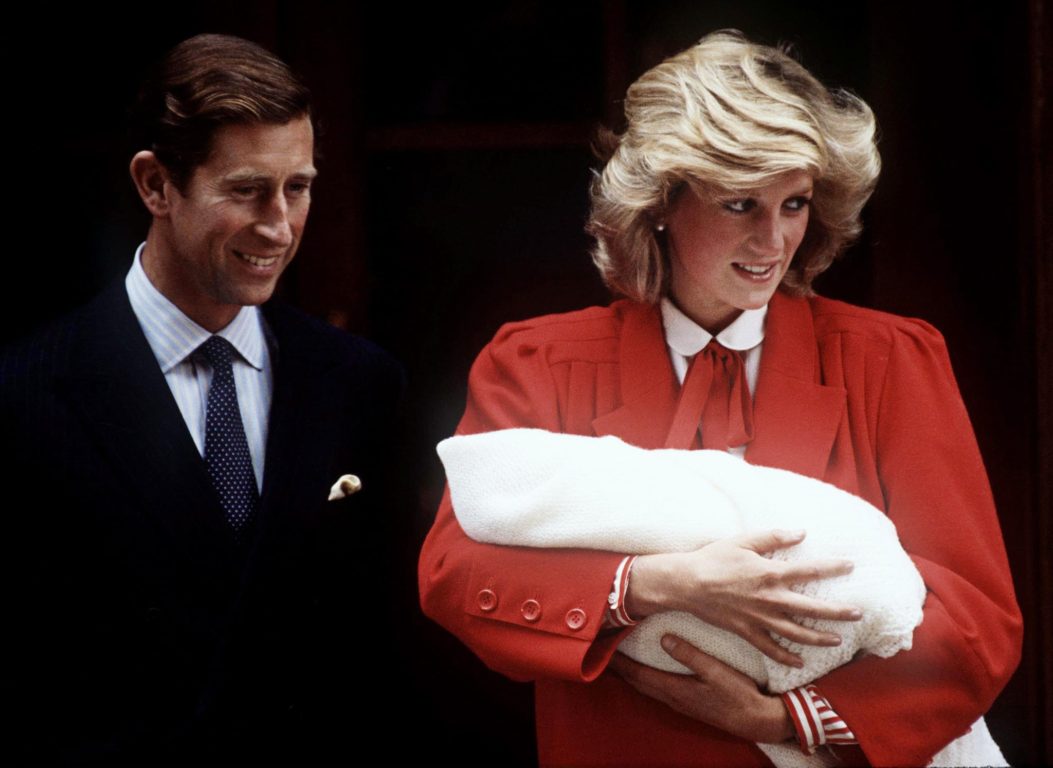 Princesa Diana presentando al bebé Harry