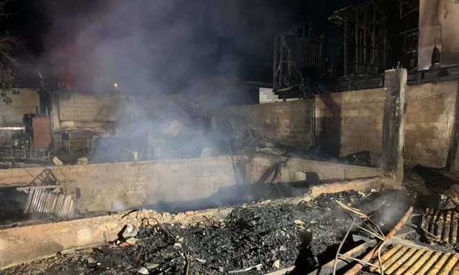quince-damnificados-y-cuatro-viviendas-destruidas-deja-incendio-en-balneario-de-tongoy-2-667x400.jpg
