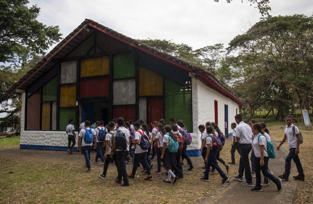 Estudiantes asisten a una misa en honor al fallecido poeta nicaragüense Ernesto Cardenal | Agence France Presse en Solentiname, Pictures and objects of Nicaraguan late poet Ernesto Cardenal are on display before a mass in his honour in Solentiname, Rio San Juan, Nicaragua, on March 7, 2020. - Cardenal, figure of the Sandinista revolution and the Liberation Theology, died on March 1, 2020, at the age of 95 from a heart attack, after being hospitalized for fatigue and respiratory problems. (Photo by Inti OCON / AFP)