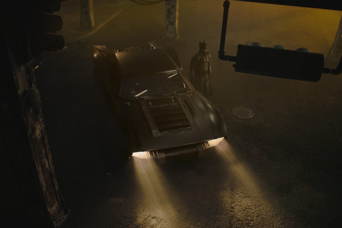 Robert Pattinson y el Batimóvil en "The Batman"