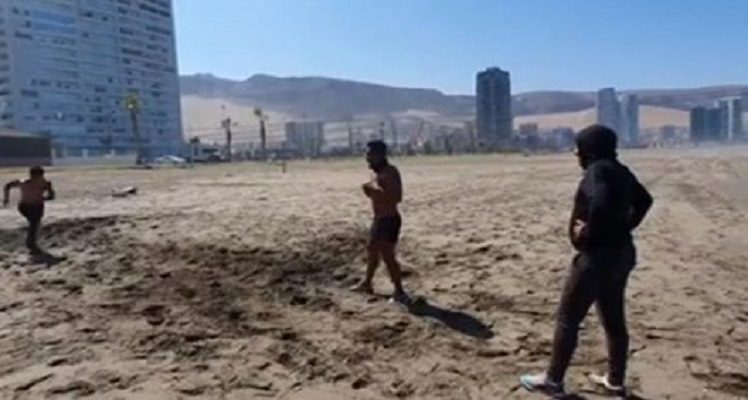 Edson Puch rompió tendencia del entrenamiento en casa: fue captado en la Playa Brava de Iquique
