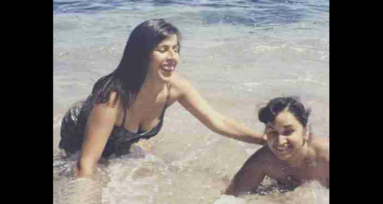 Violeta Parra en playa del Litoral Central bañándose con Teresa Vicuña (c)