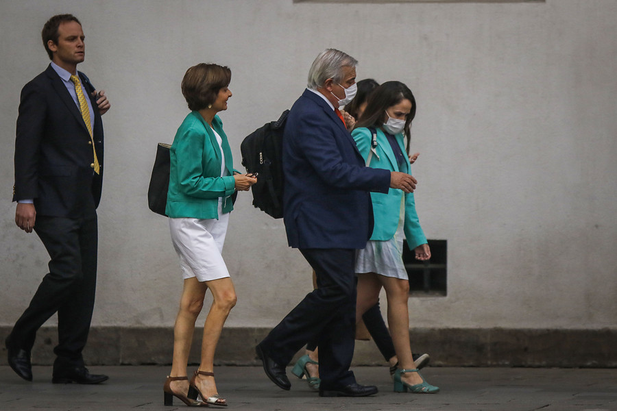 Mañalich saliendo de La Moneda junto a sus subsecretarios | Agencia UNO