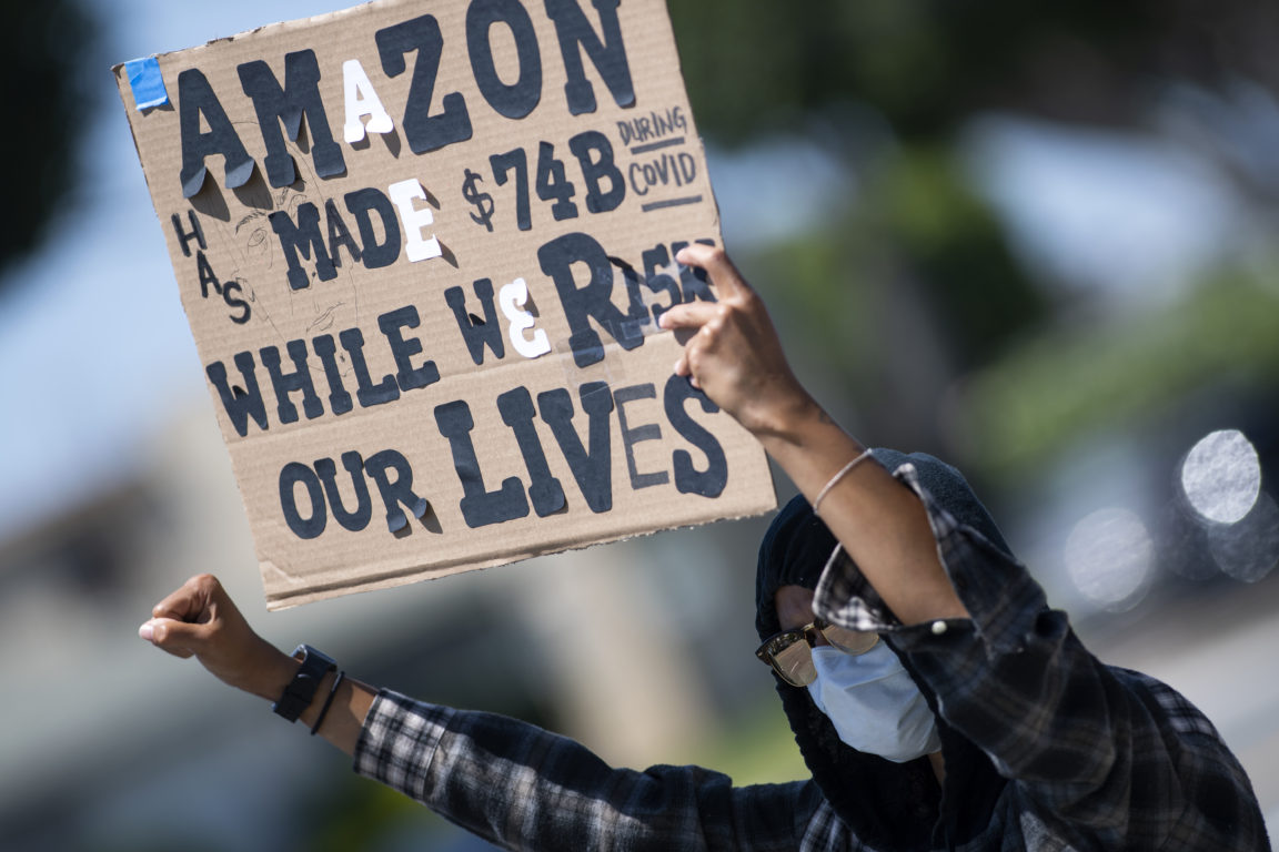 Trabajadores protestando contra Amazon por sus medidas ante el Covid-19 | Agence France-Presse